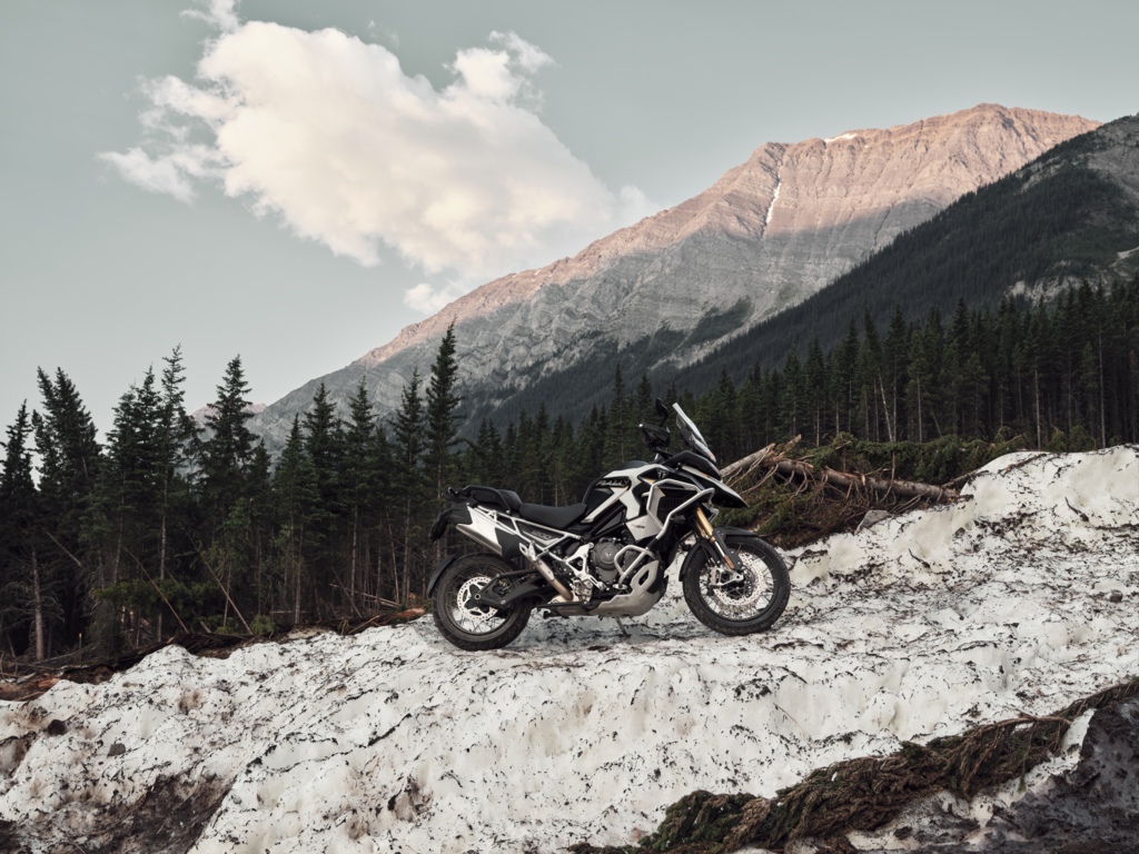 Yeni nesil adventure motosikletin dağlık arazideki tanıtım fotoğrafı