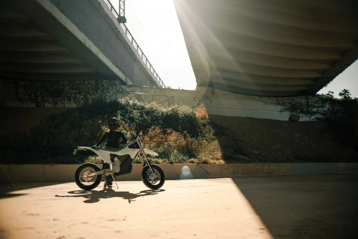Sessiz Devrim: Dünyanın En Güçlü Elektrikli Supermoto'su Stark Varg SM Artık Yollarda!
