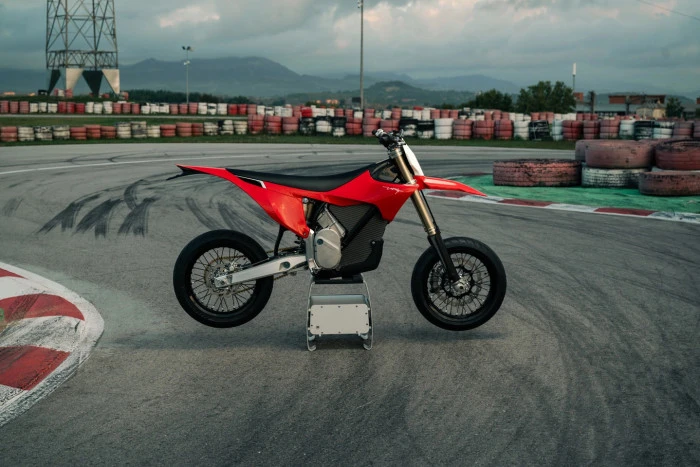 Sessiz Devrim: Dünyanın En Güçlü Elektrikli Supermoto'su Stark Varg SM Artık Yollarda!