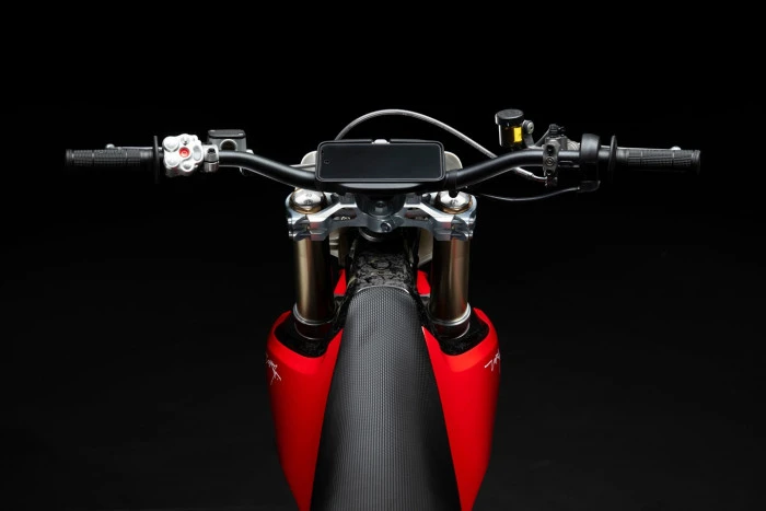 Sessiz Devrim: Dünyanın En Güçlü Elektrikli Supermoto'su Stark Varg SM Artık Yollarda!