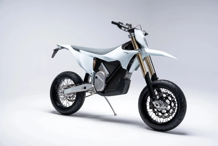 Sessiz Devrim: Dünyanın En Güçlü Elektrikli Supermoto'su Stark Varg SM Artık Yollarda!