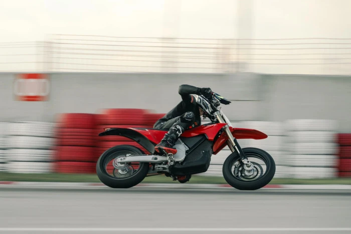 Sessiz Devrim: Dünyanın En Güçlü Elektrikli Supermoto'su Stark Varg SM Artık Yollarda!