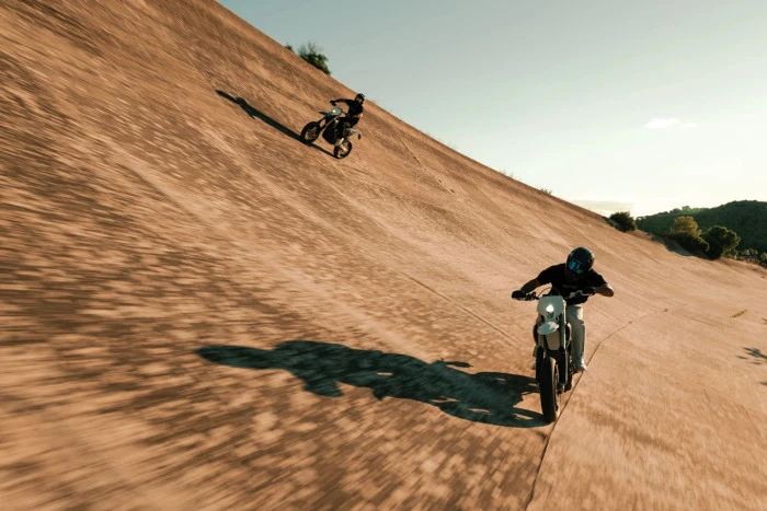 Sessiz Devrim: Dünyanın En Güçlü Elektrikli Supermoto'su Stark Varg SM Artık Yollarda!