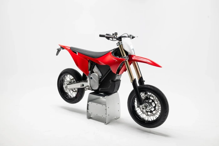 Sessiz Devrim: Dünyanın En Güçlü Elektrikli Supermoto'su Stark Varg SM Artık Yollarda!