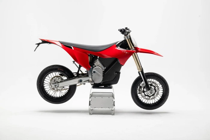 Sessiz Devrim: Dünyanın En Güçlü Elektrikli Supermoto'su Stark Varg SM Artık Yollarda!