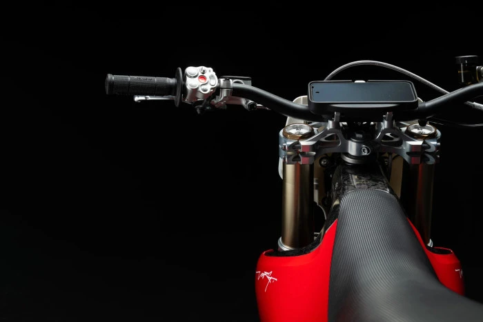 Sessiz Devrim: Dünyanın En Güçlü Elektrikli Supermoto'su Stark Varg SM Artık Yollarda!
