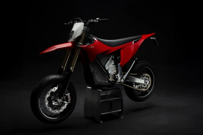 Sessiz Devrim: Dünyanın En Güçlü Elektrikli Supermoto'su Stark Varg SM Artık Yollarda!