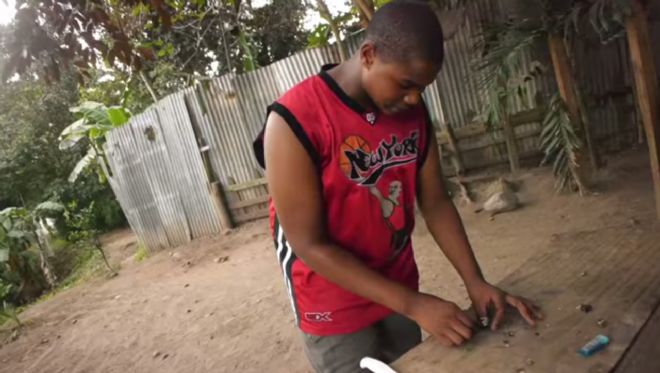 Çakmakla Oyuncak Motorsiklet Yapan Jamaikalı Çocuk