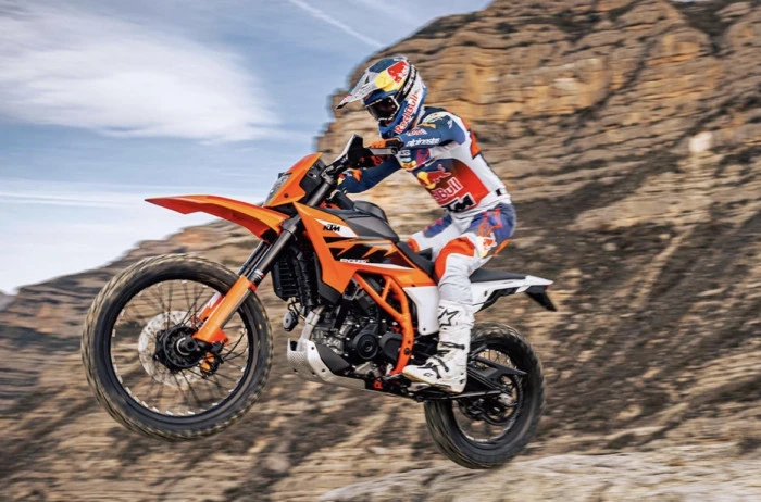 2026 KTM 125 Enduro R: K&uuml;&ccedil;&uuml;k Hacim, B&uuml;y&uuml;k Macera