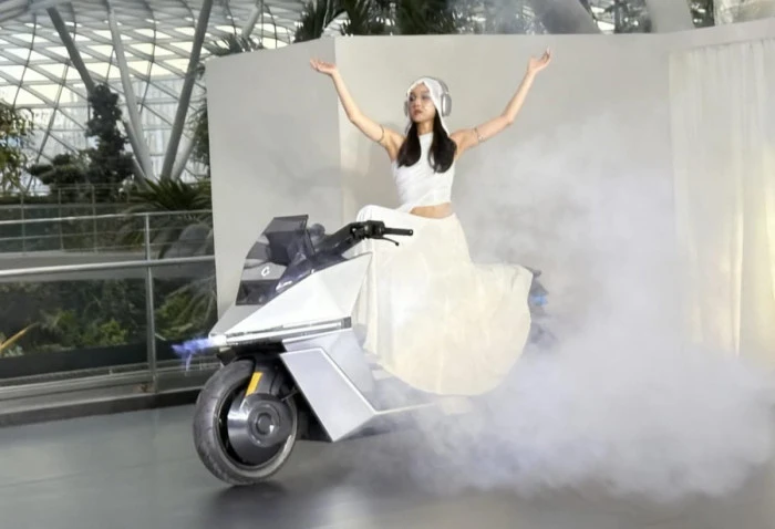 OMOWAY, jiroskop sistemiyle desteksiz olarak dik durabilen motosiklet modeli OMO X&rsquo;i &uuml;retime alıyor&nbsp;