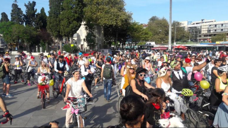 Süslü Kadınlar' Bisikletleriyle İstanbul Trafiğinde