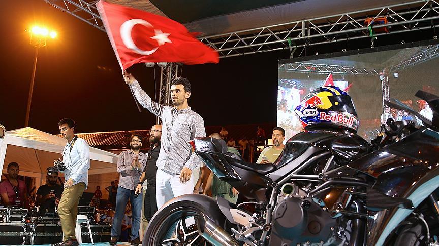 Milli motosikletçi Sofuoğlu: Avrupa'da reisicumhura nasıl sahip çıktığımızı anlattım