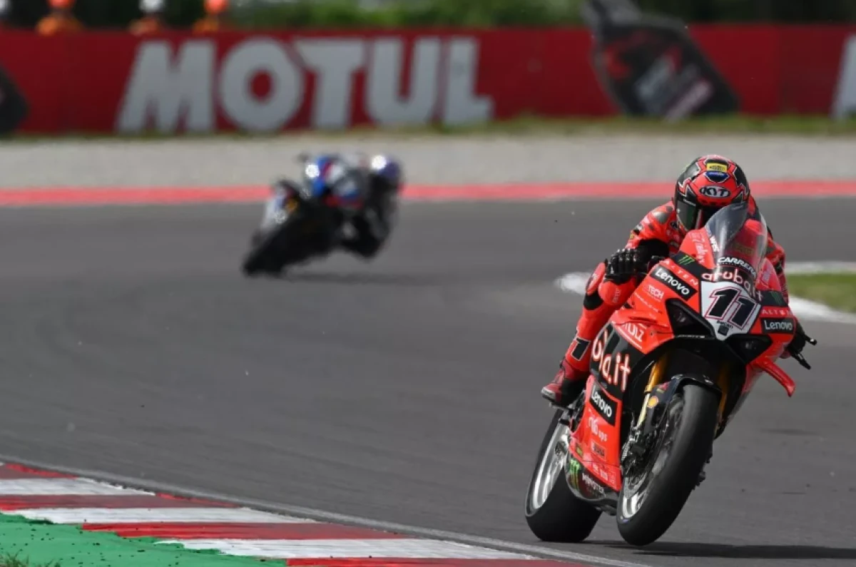 WSBK Çekya 2.yarış: Bulega son düzlükte kazandı, Toprak ikinci